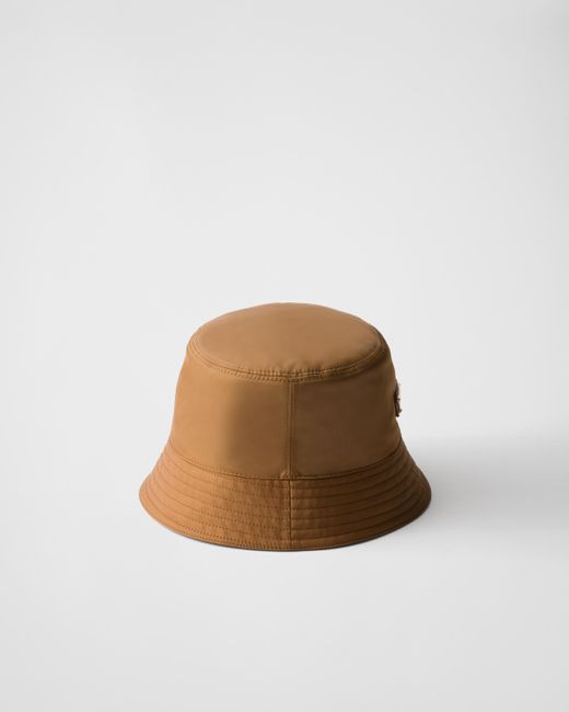 Cappello Bucket Re-Nylon di Prada in Brown