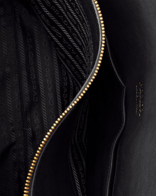 Borsa Shopping Large di Prada in Black