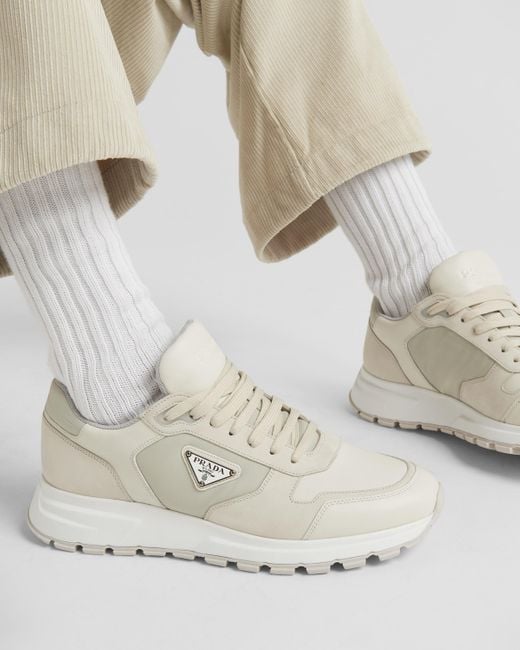 Sneakers alte con placca logo di Prada in White da Uomo