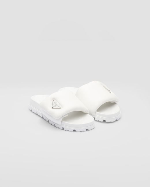 Sandali slides con placca logo di Prada in White