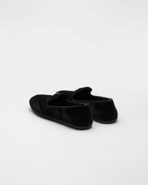 Mocassins en velours à plaque logo Prada en coloris Black