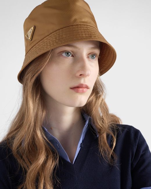 Cappello Bucket Re-Nylon di Prada in Brown