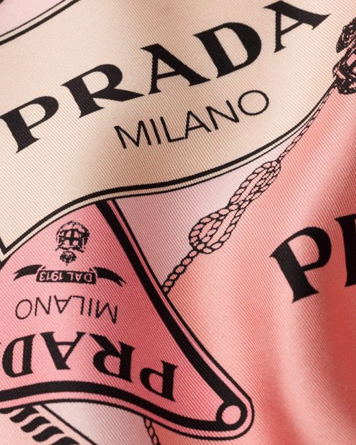 Écharpe À Imprimé Intégral Prada en coloris Pink