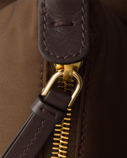 Borsa Explore Large di Prada in Brown