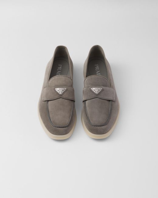 Prada Wildleder-Loafer mit emailliertem Triangel-Logo in Gray für Herren
