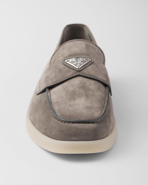 Prada Wildleder-Loafer mit emailliertem Triangel-Logo in Gray für Herren