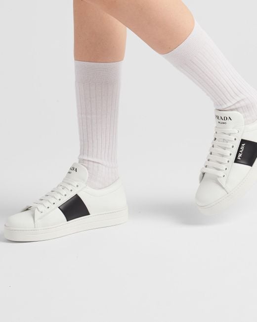 Sneakers Stringate In Pelle Con Logo di Prada in White