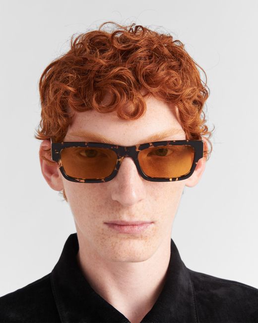 Prada Sonnenbrille Mit Ikonischer Plakette Aus Metall in White für Herren