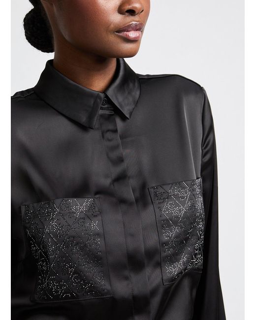 Chemise effet soie avec poches à strass Guess en coloris Black
