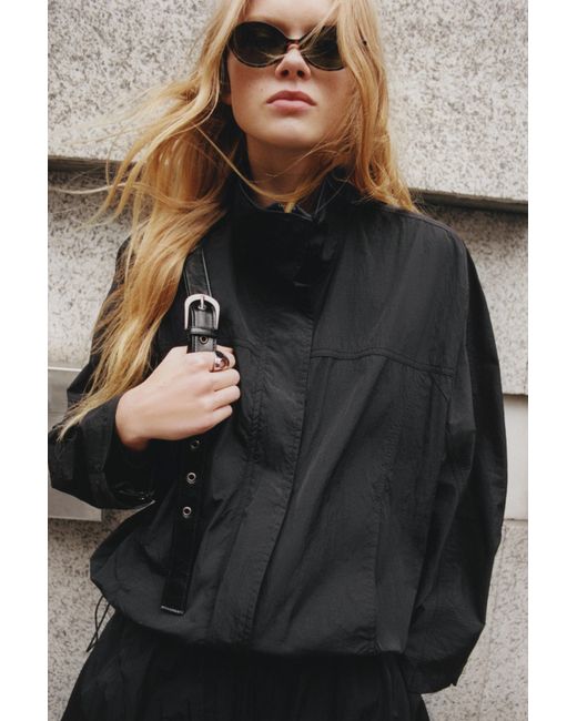 Giacca Corta Effetto Nylon di Pull&Bear in Black