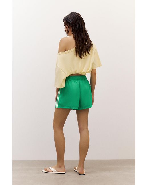 Pull&Bear Sportieve Bermuda Met Zijstrepen in het Green
