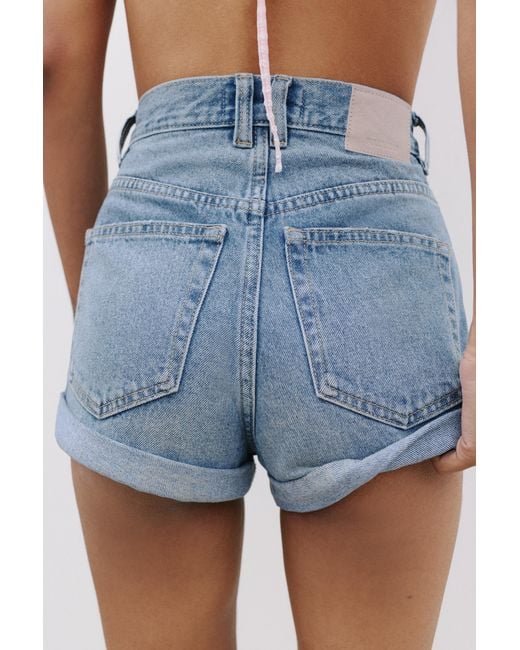 Short Jeans Mom Risvoltato di Pull&Bear in Blue