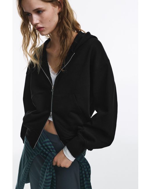 Felpa Con Cappuccio E Cerniera di Pull&Bear in Black