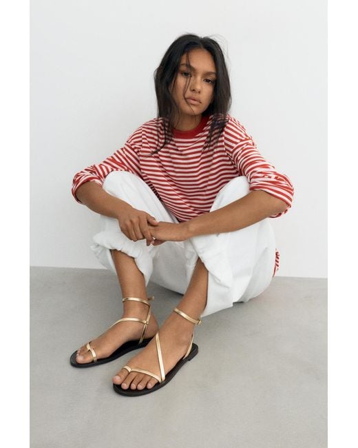Sandales Plates Brides Dorées Pull&Bear en coloris Red