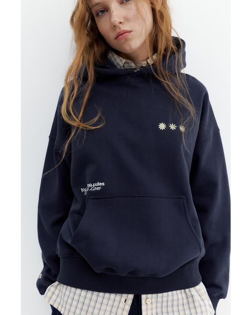 Felpa Cappuccio Grafica Ricamata di Pull&Bear in Blue