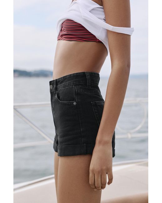 Short Jeans Mom Risvolto di Pull&Bear in Black