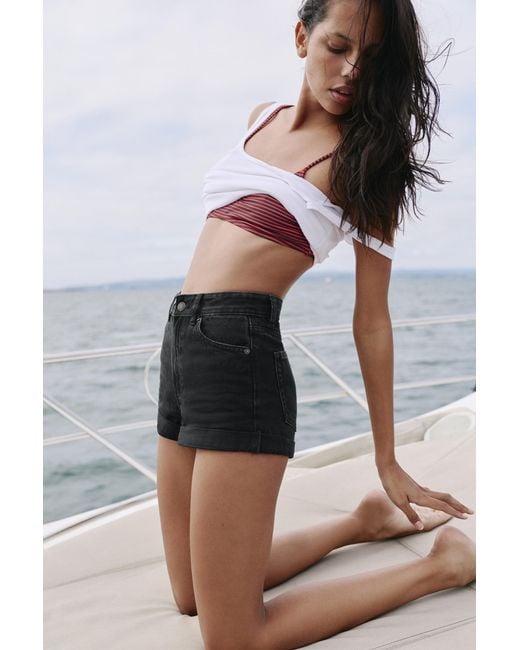 Short Jeans Mom Risvolto di Pull&Bear in Black