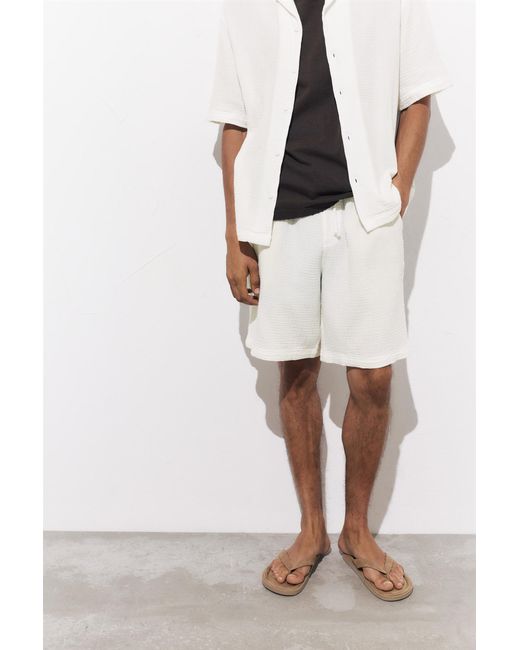 Pull&Bear Natural Crinkle Jogger Bermuda Shorts for men
