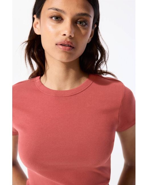 Pull&Bear Red Körpernah Geschnittenes Basic-Shirt