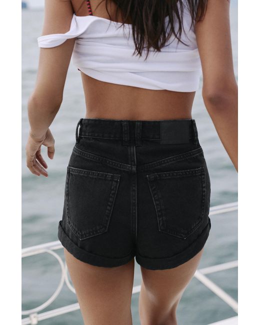 Short Jeans Mom Risvolto di Pull&Bear in Black