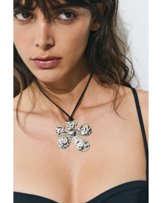 Collier Pendentif Fleur Pull&Bear en coloris White