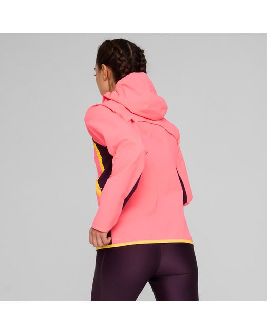 PUMA Run Regenjack Voor in het Pink