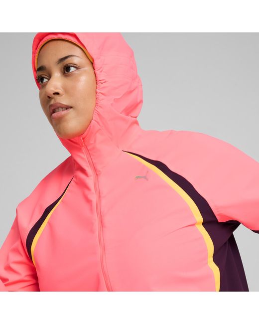 PUMA Run Regenjack Voor in het Pink