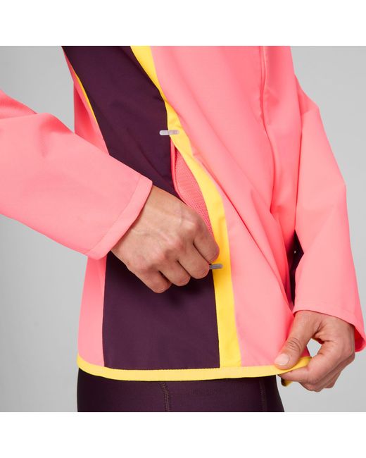 PUMA Run Regenjack Voor in het Pink