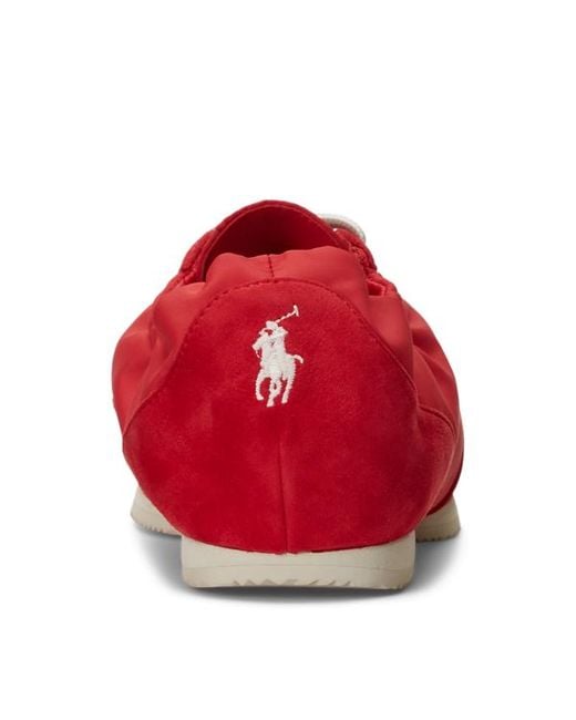 Sneaker ballerina in camoscio con pony di Polo Ralph Lauren in Red