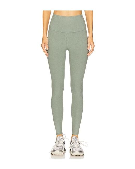 Space Dye Caught En The Midi High Waisted Legging En Color Verde Salvia Talla En Beyond Yoga de color Green