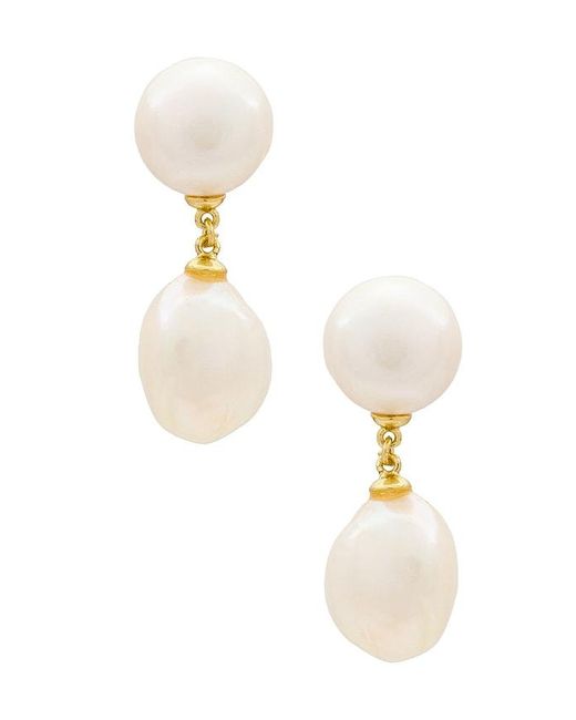 Pendiente De Gota De Perla En Color Oro Metálico Talla En Shashi de color White