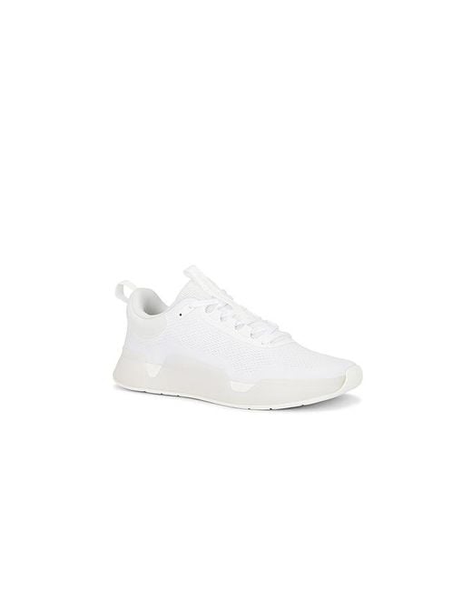 while on earth™ White Move Trainer for men