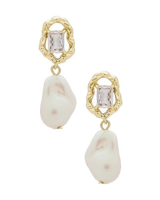 petit moments White Abigail Earrings