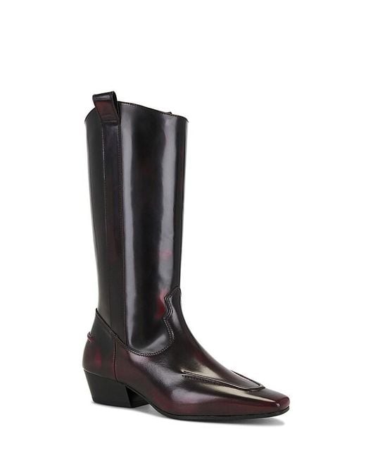Alohas Black Boot Chase