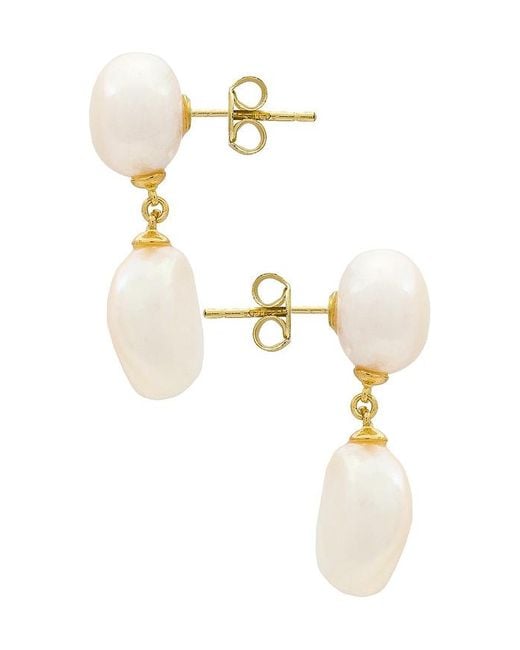 Pendiente De Gota De Perla En Color Oro Metálico Talla En Shashi de color White