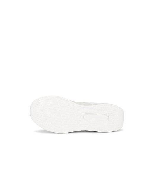 while on earth™ White Move Trainer for men