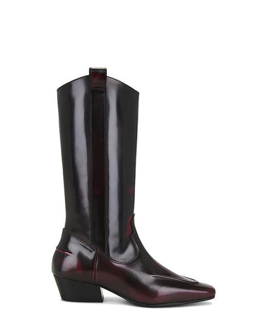 Alohas Black Boot Chase
