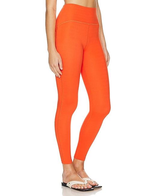 Leggings midi strive high waisted Beyond Yoga de color Orange