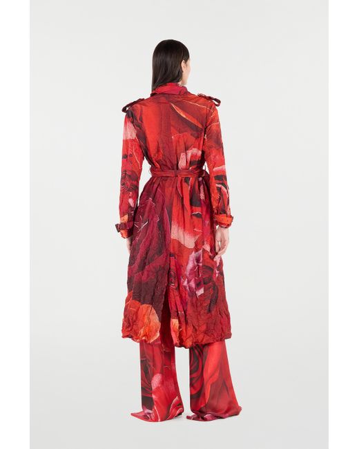 Gabardina Larga Arrugada Con Estampado De Rosas Roberto Cavalli de color Red
