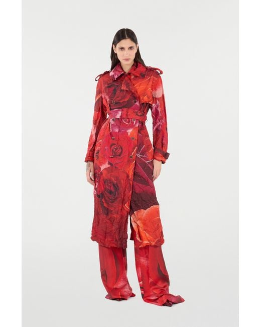 Gabardina Larga Arrugada Con Estampado De Rosas Roberto Cavalli de color Red