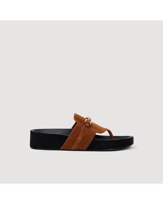 Sandales en cuir suède à boucles Sandro en coloris Brown