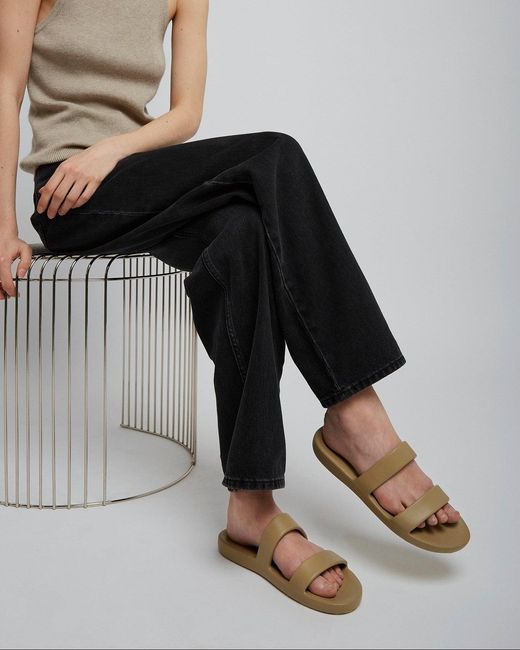 靴 THE ROW FOAM FLAT SANDALS INRUBBER The Row Foam Light Grey Rubber Sandals in White | Lyst