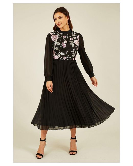Yumi' Black Long Sleeve Embroidered Midi Dress With Pleats
