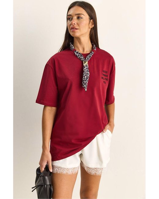 Bianco Lucci Red Oversized Crew Neck Printed T-Shirt With Accessories