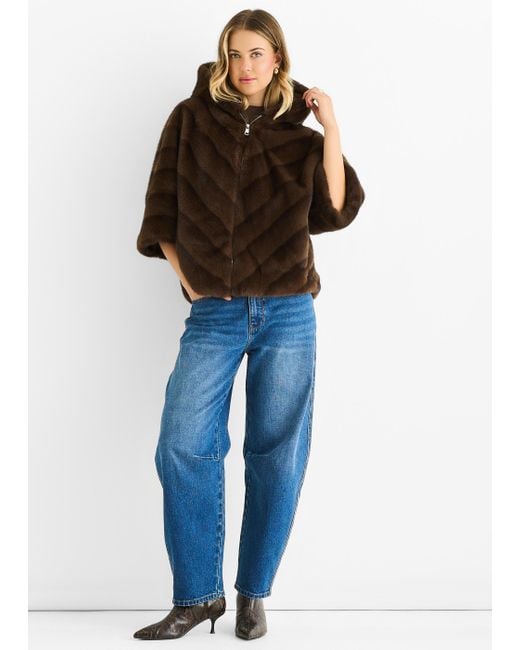 Gini London Koffiekleurige Cape Met Capuchon En Chevronpatroon Van Imitatiebont in het Blue