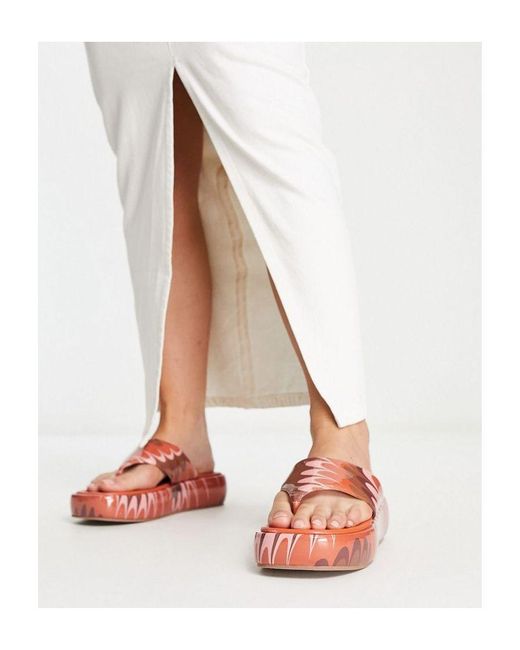 Wide outlet fit flatforms