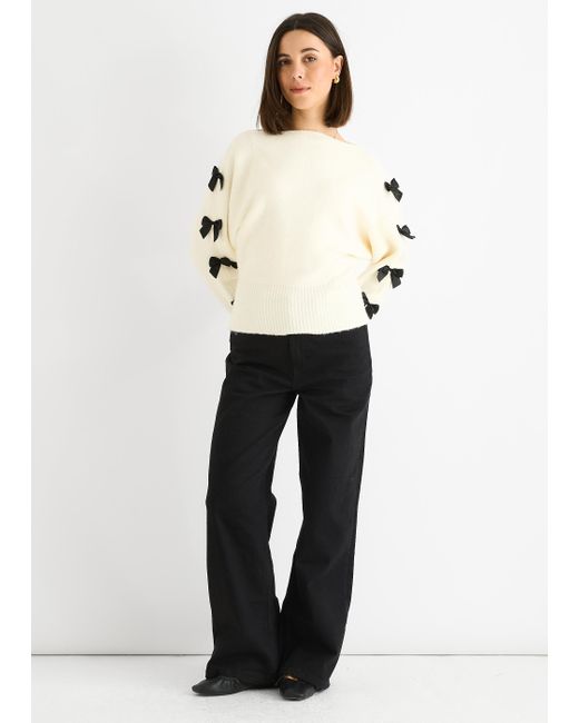 Gini London White Cremefarbener, Kurz Geschnittener Pullover Mit Schrägschnitt Und Schleife