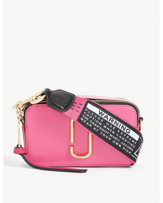 Marc Jacobs Snapshot Warning Label Strap Crossbody Bag in Pink | Lyst