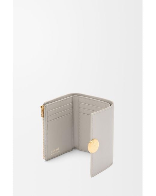 Loewe Gray Petit Portefeuille Vertical Pebble En Cuir De Veau Nappa Brillant