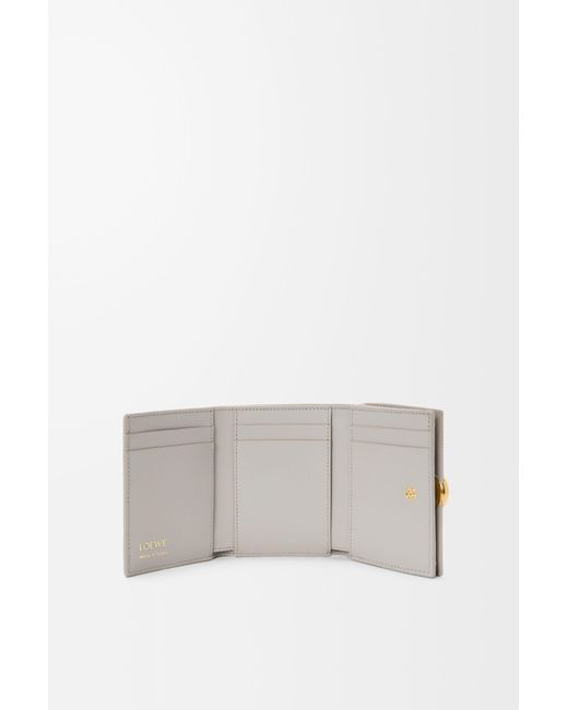 Loewe White Portefeuille À Trois Volets Pebble En Cuir De Veau Nappa Brillant